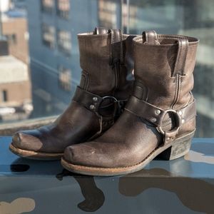 Smoke Leather Frye Harness Boots 8R Size 7.5